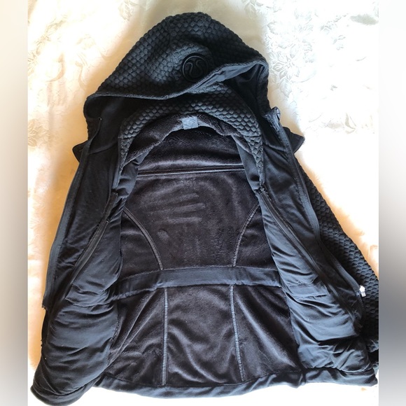 Lululemon Miracle Jacket in Black - Picture 6 of 8